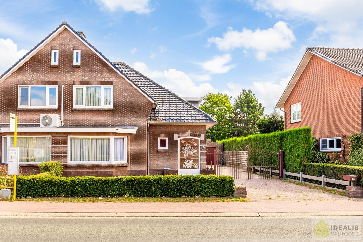 IDEALIS VASTGOED - Aangename karakterwoning op fijne locatie te Pelt. Deze woning omvat maar liefst +-143m² netto bewoonbare oppervlakte op een perceel van 4a 53ca met een ruime woonkamer, maar liefst 3 slaapkamers, badkamer, wasplaats, veranda en garage vlakbij de dorpskern van Boseind! Uiterst geschikt voor kandidaten op zoek naar een betaalbare woning op te frissen naar eigen wens. foto 5