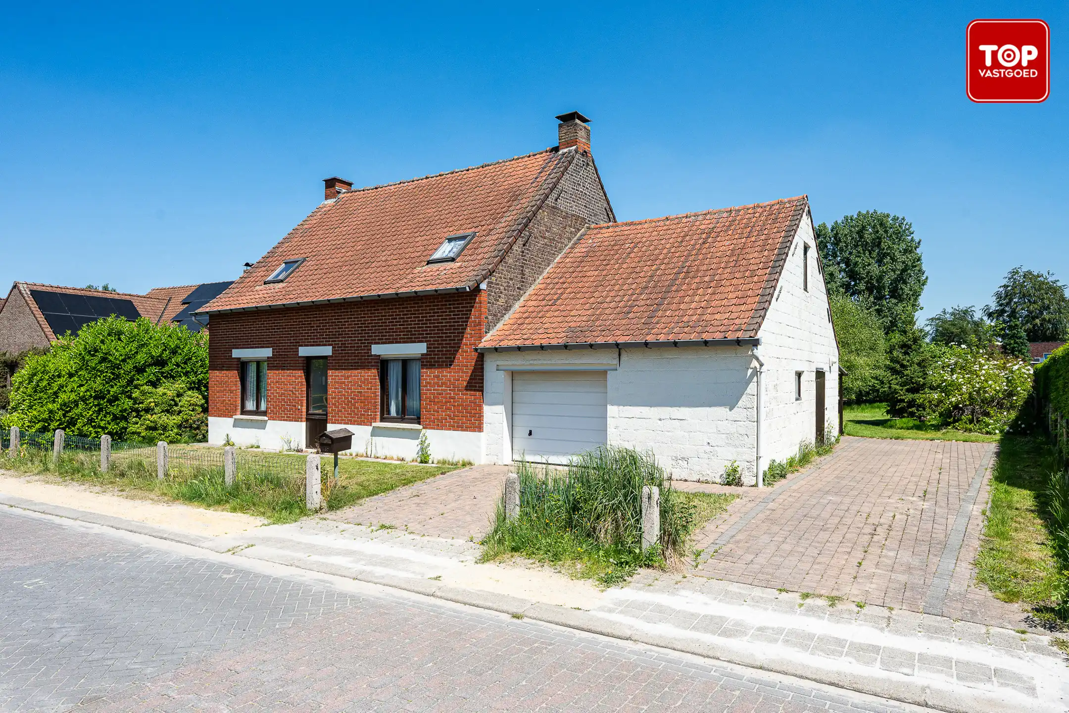 Uitzonderlijk gelegen perceel met totaal te renoveren of herop te bouwen woning.  foto 2