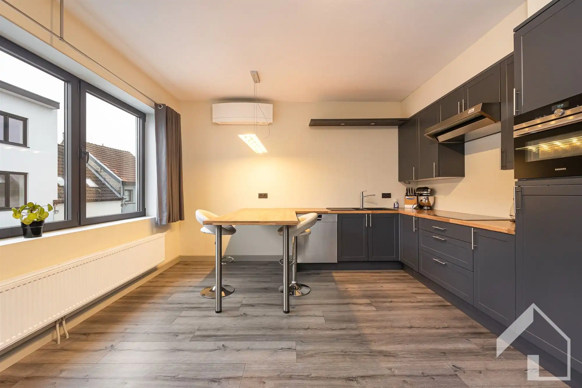 Gelijkvloers handelspand (300m2) + groot gerenoveerd appartement van 137m2 foto 14