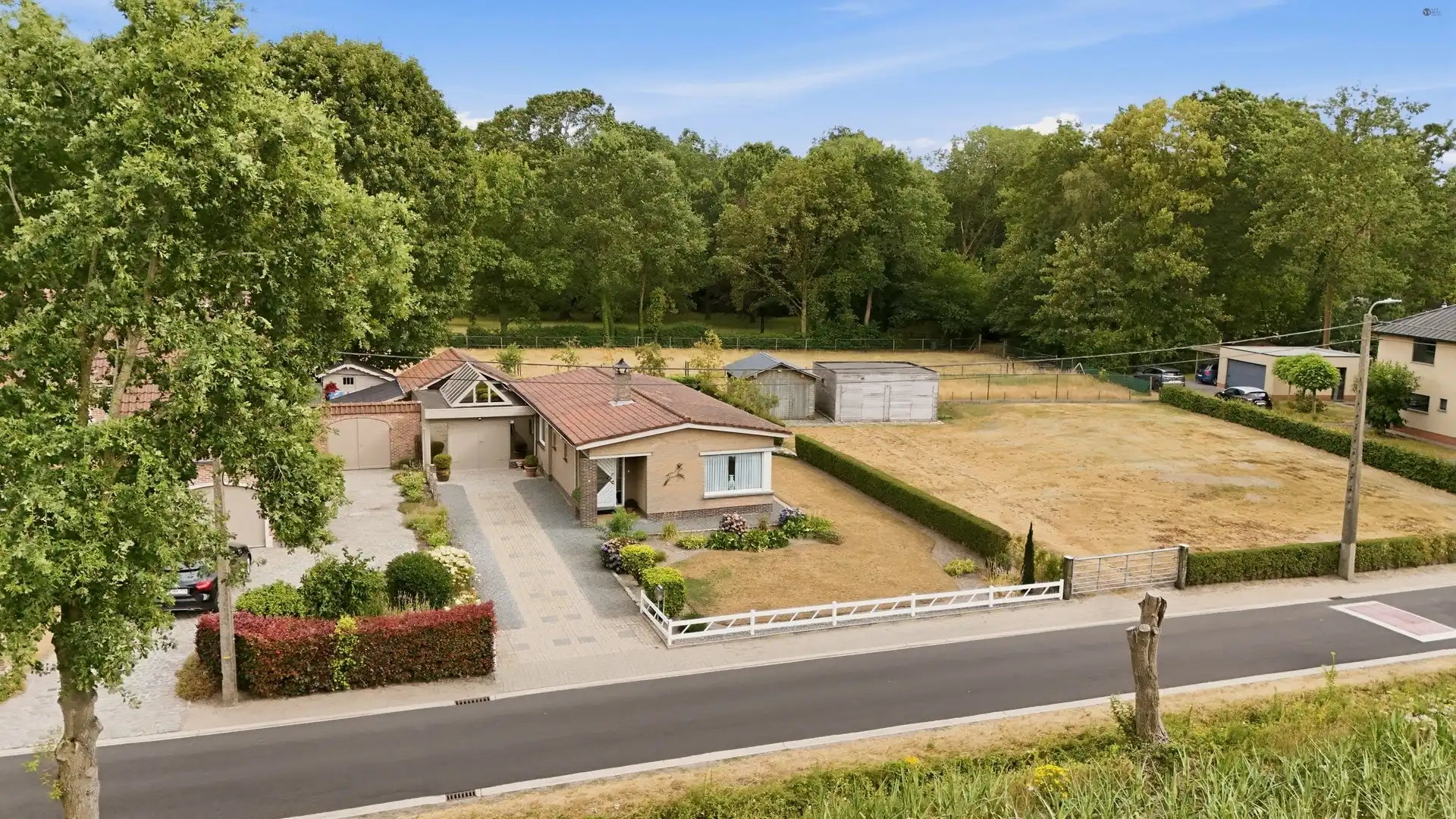Hoofdfoto van de publicatie: Verzorgde bungalow in rustige straat te Stekene