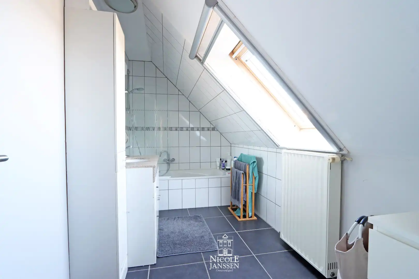 Verzorgd, instapklaar duplex-appartement met twee ruime slaapkamers en garagebox foto 17