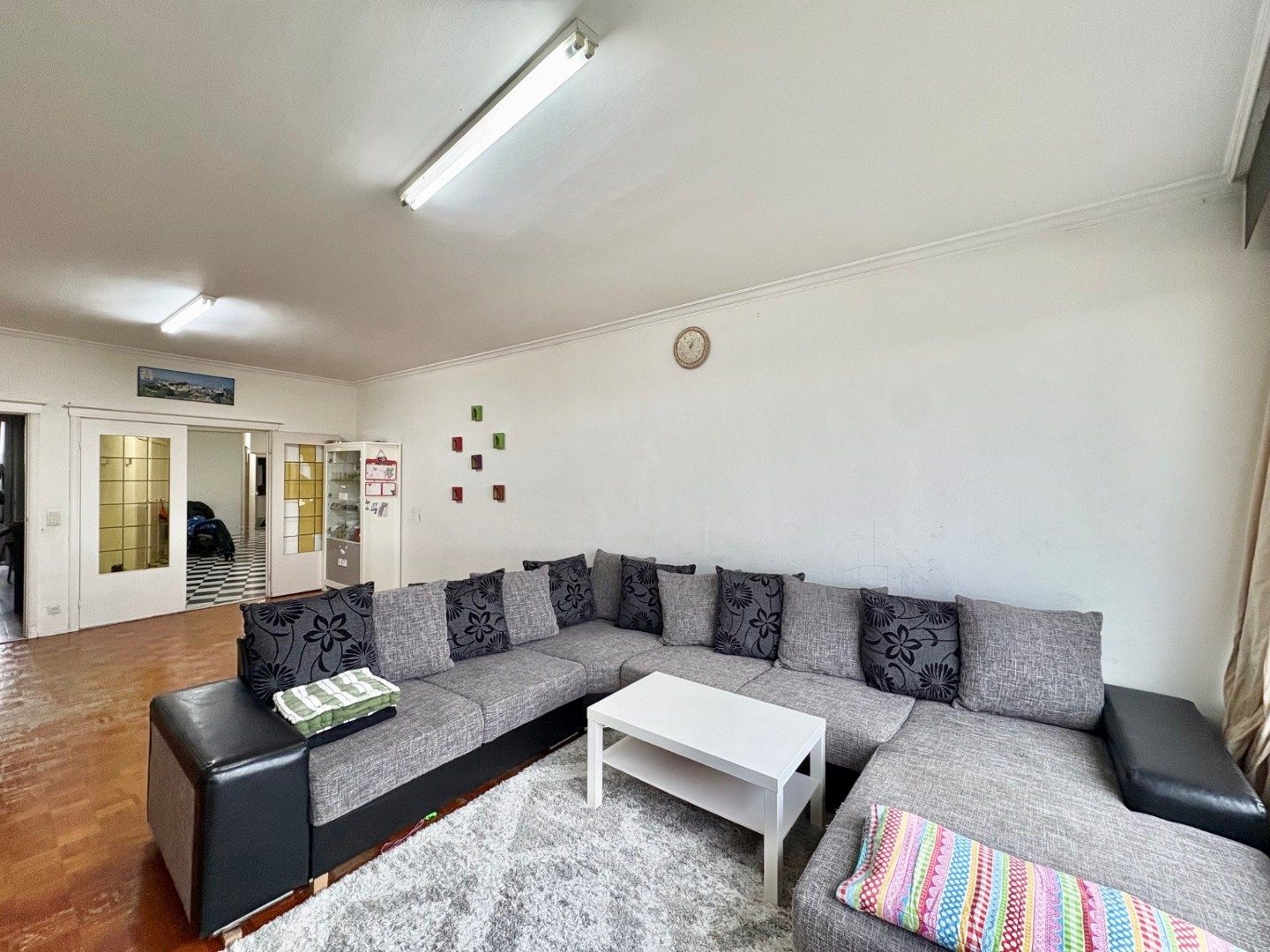 Te renoveren ruim 2-slpk appartement met staanplaats en kelder foto 2
