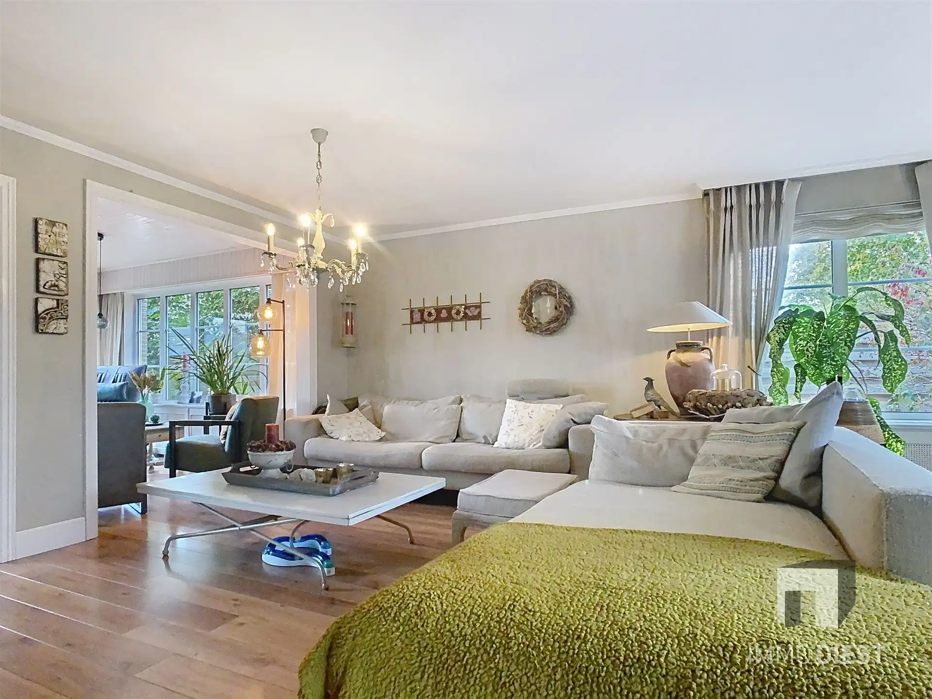 Energiezuinige en prima onderhouden gezinswoning met 4/5 slaapkamers en zwembad op 10 are. foto 11