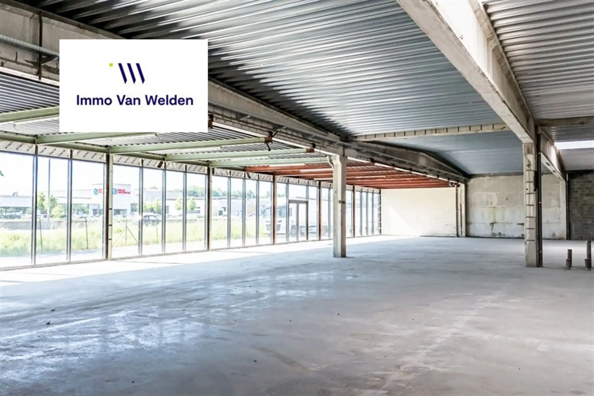 SHOWROOM / BEDRIJFSRUIMTE OP TOPLIGGING LANGS DE N60 foto 16