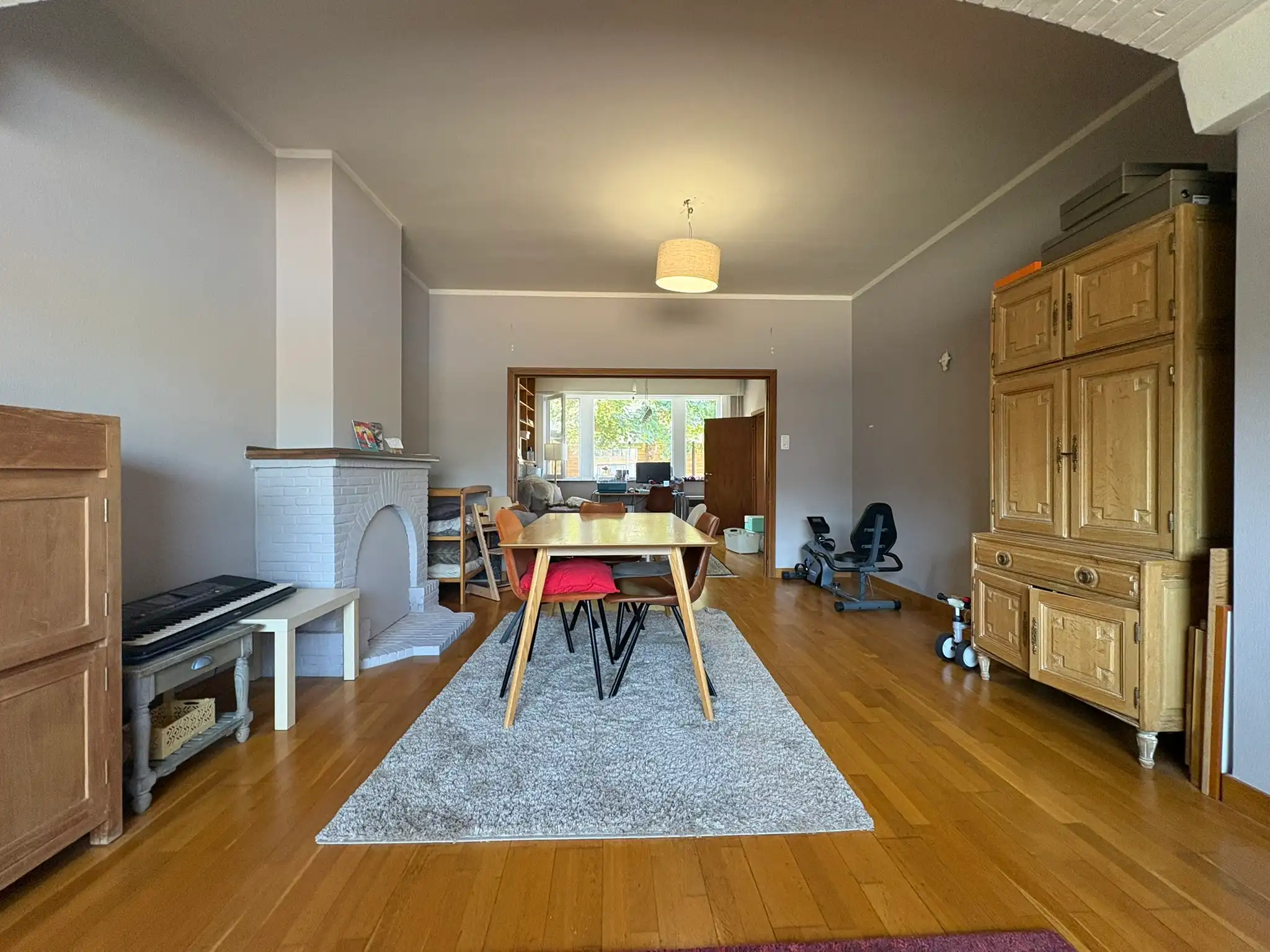 Centraal gelegen ruime woning met garage foto 3