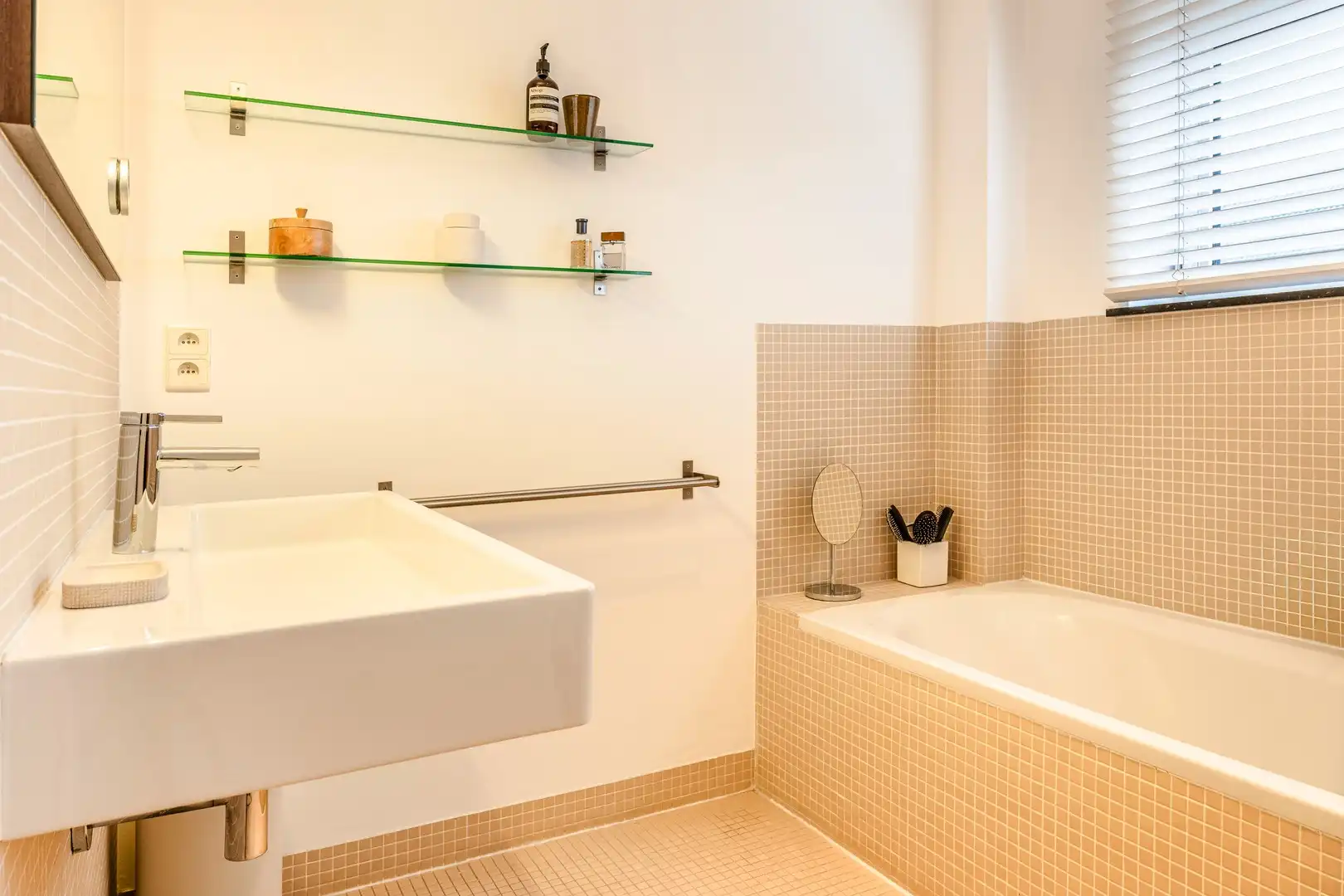 Een instapklare, ruime gezinswoning met top ligging te Zwijndrecht! foto 13