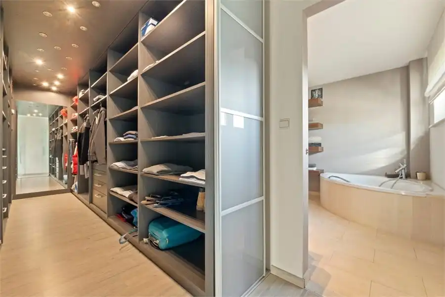 STIJLVOLLE OPEN BEBOUWING MET 3 SLKS OP EEN KNAP PERCEEL foto 25