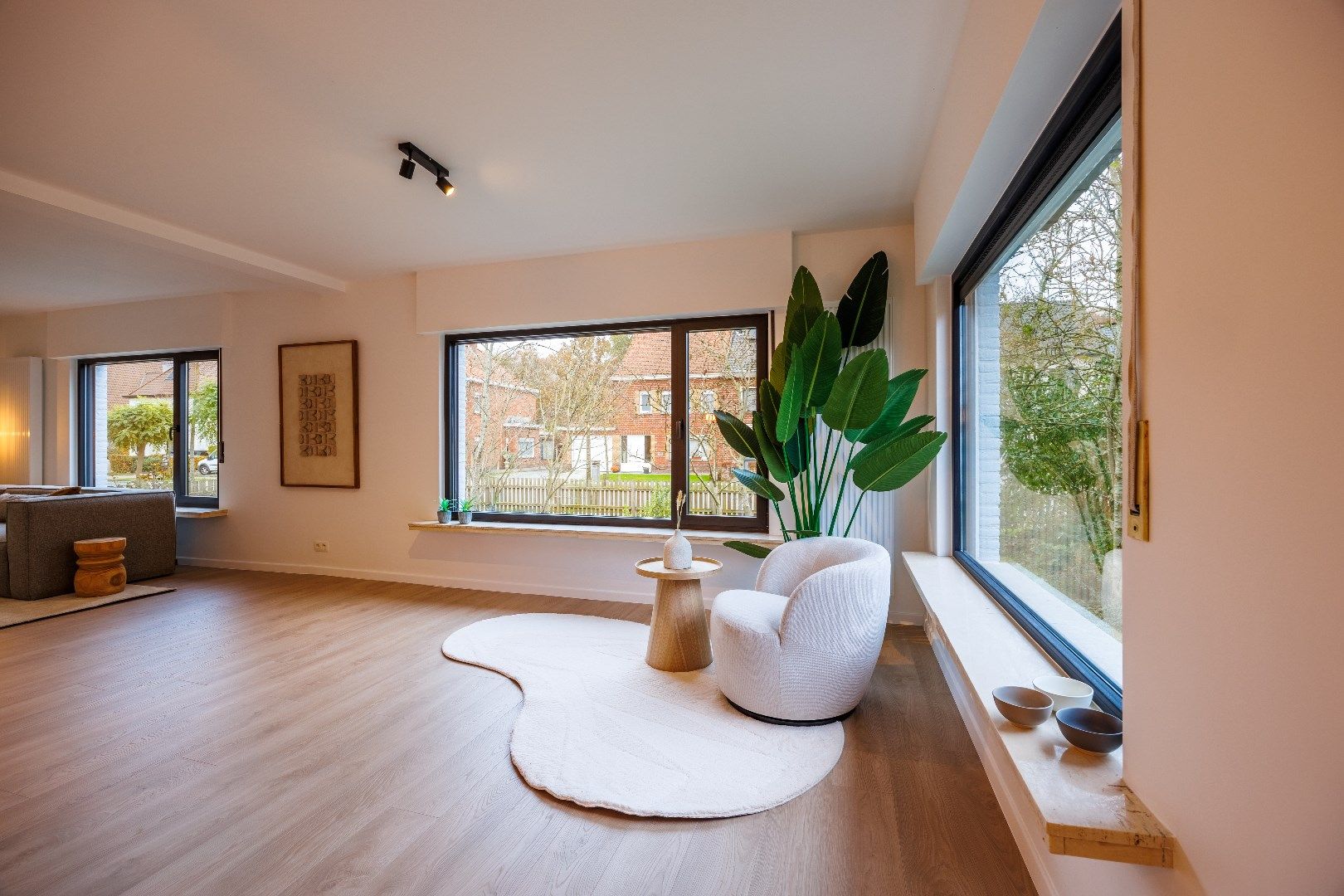 Ruime gerenoveerde woning met 5 slpk en 2 badk foto 4