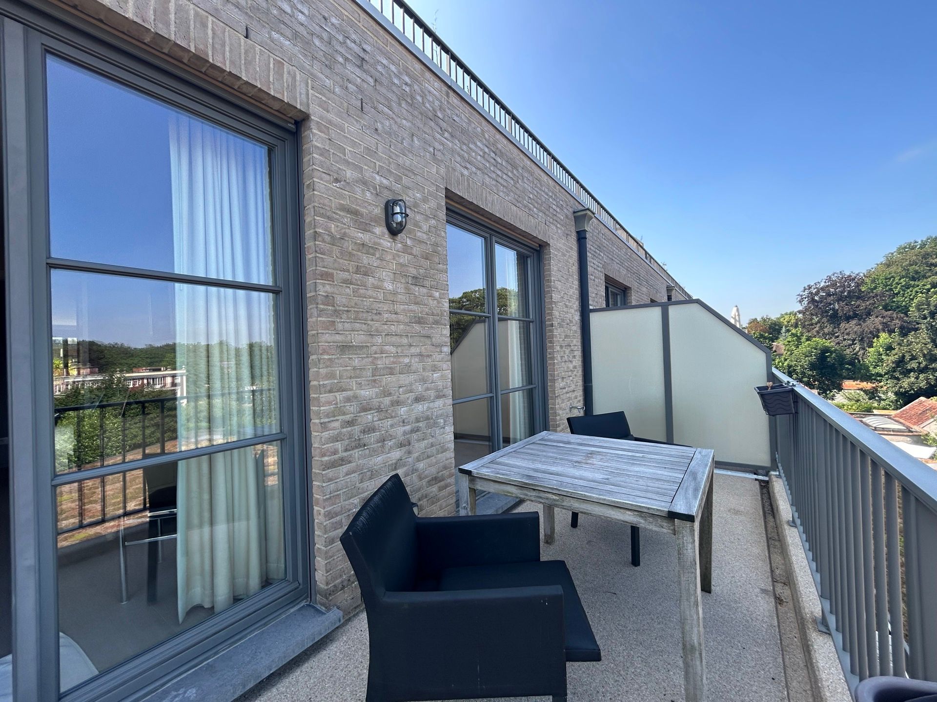 In 't centrum van Brasschaat op de derde verdieping, een instapklaar appartement van 114 m² met 2 parkingplaatsen. foto 14