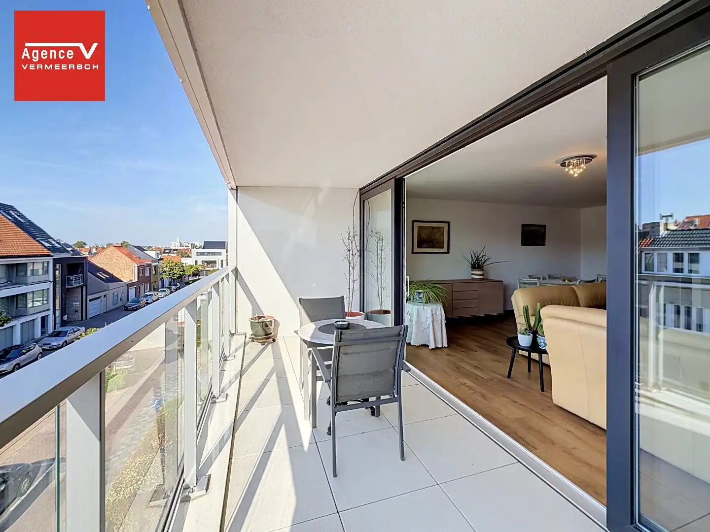 Lichtrijk woonappartement met ruim terras vlak bij zee.  foto 2