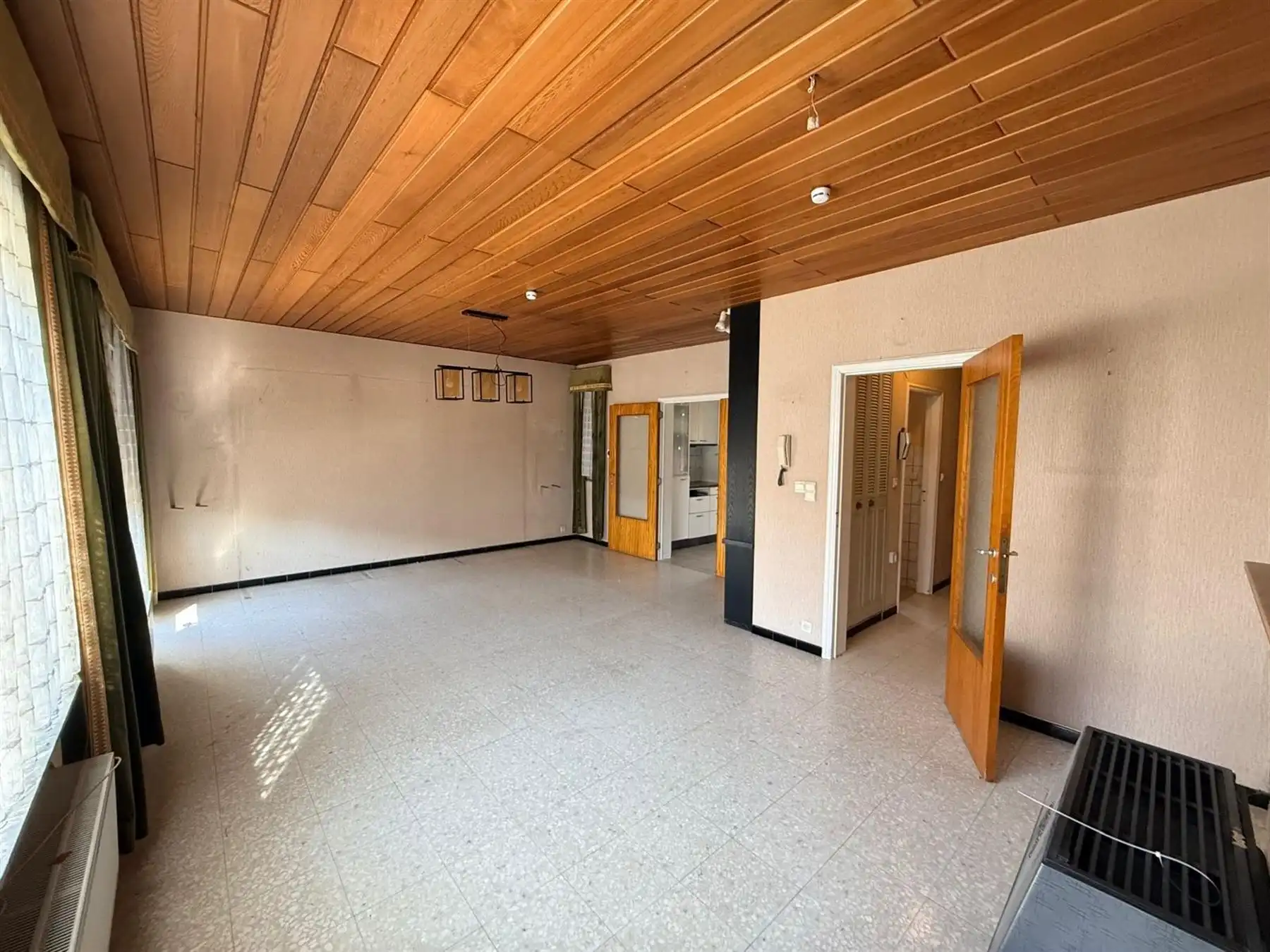 RESIDENTIEEL 3-GEVEL WONING MET MOOIE TUIN foto 3