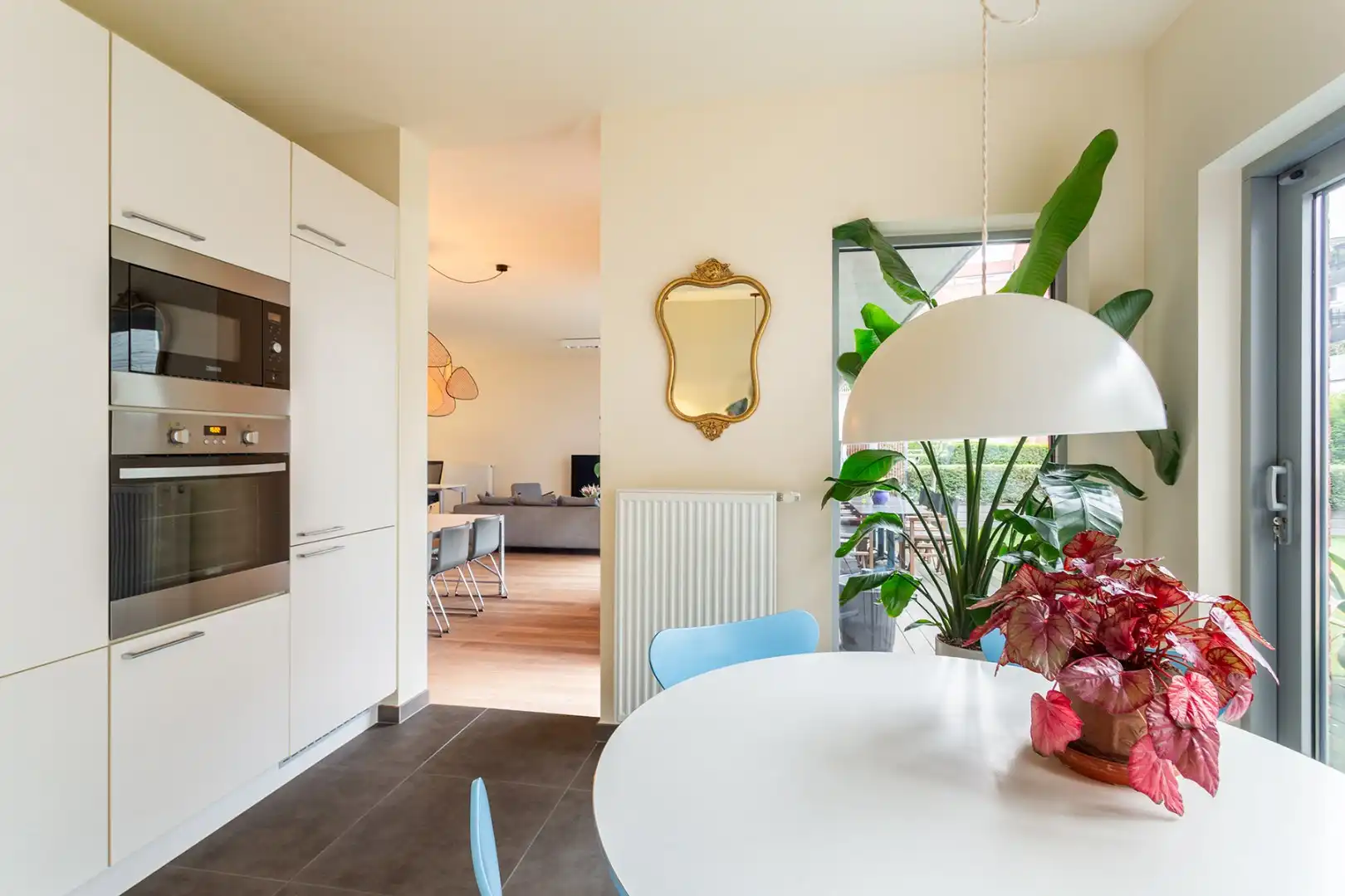 Gemeubeld gelijkvloers met grote buitenruimte op toplocatie foto 11