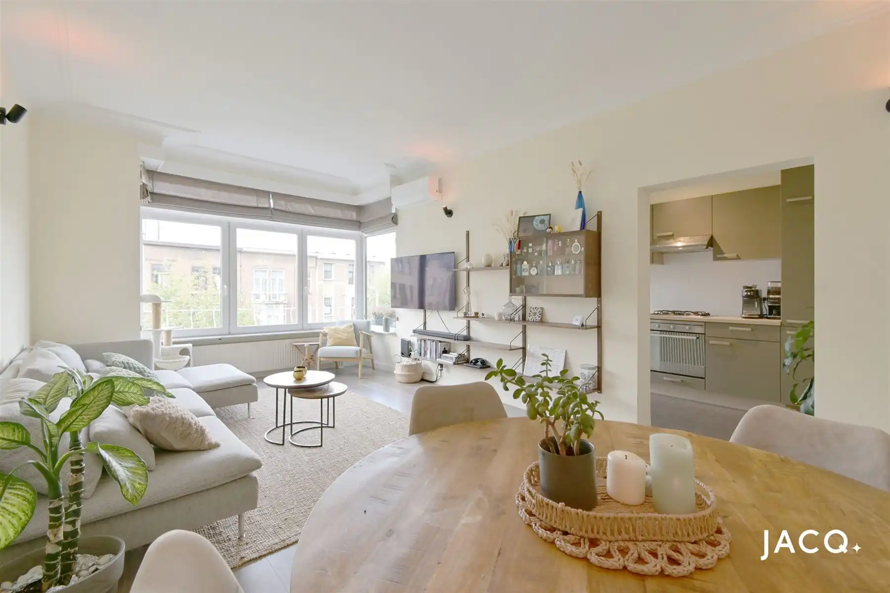 Gerenoveerd appartement met 2 slaapkamers te Merksem! foto 2