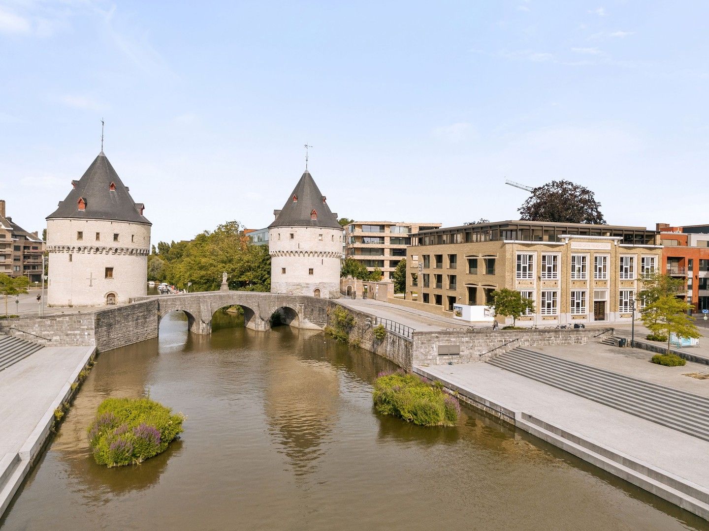 Unieke casco handelsruimte op een topligging aan de Broeltorens in Kortrijk foto {{pictureIndex}}