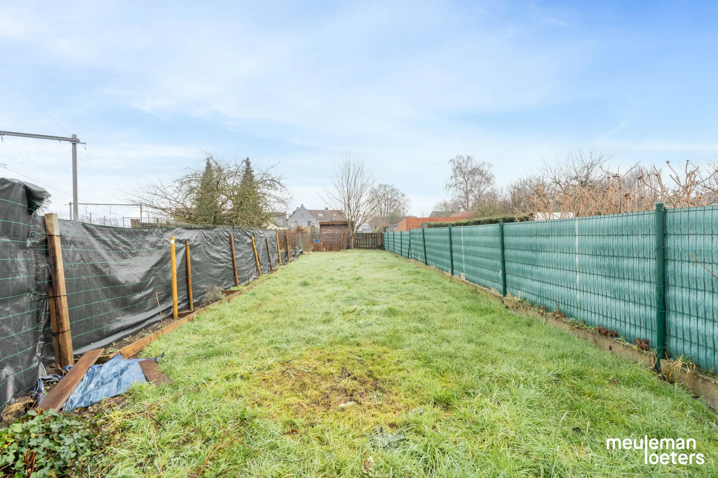 Charmante te renoveren halfopen woning met garage en ruime tuin foto 5