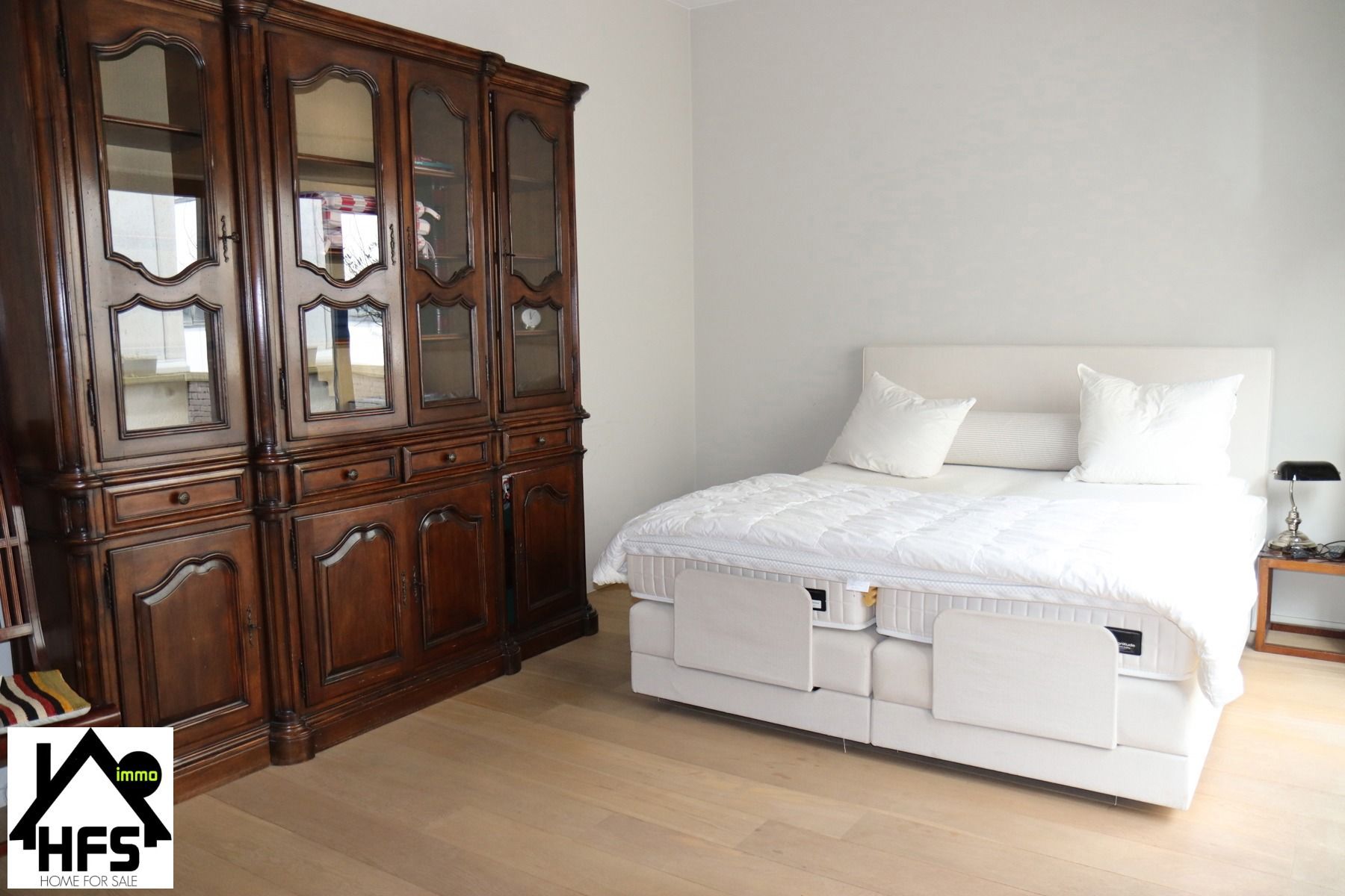 App op topligging op de Ijzerenleen met zicht op de historische gebouwen en Sint Rombouts toren foto 8