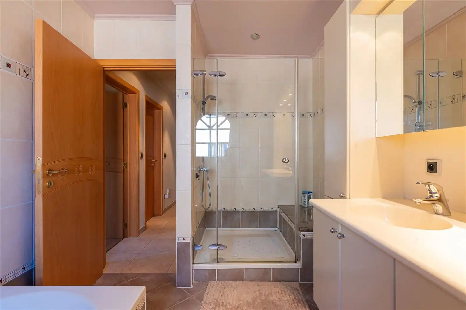 Ruime lichtrijke villa met tuin op 15are50 foto 16