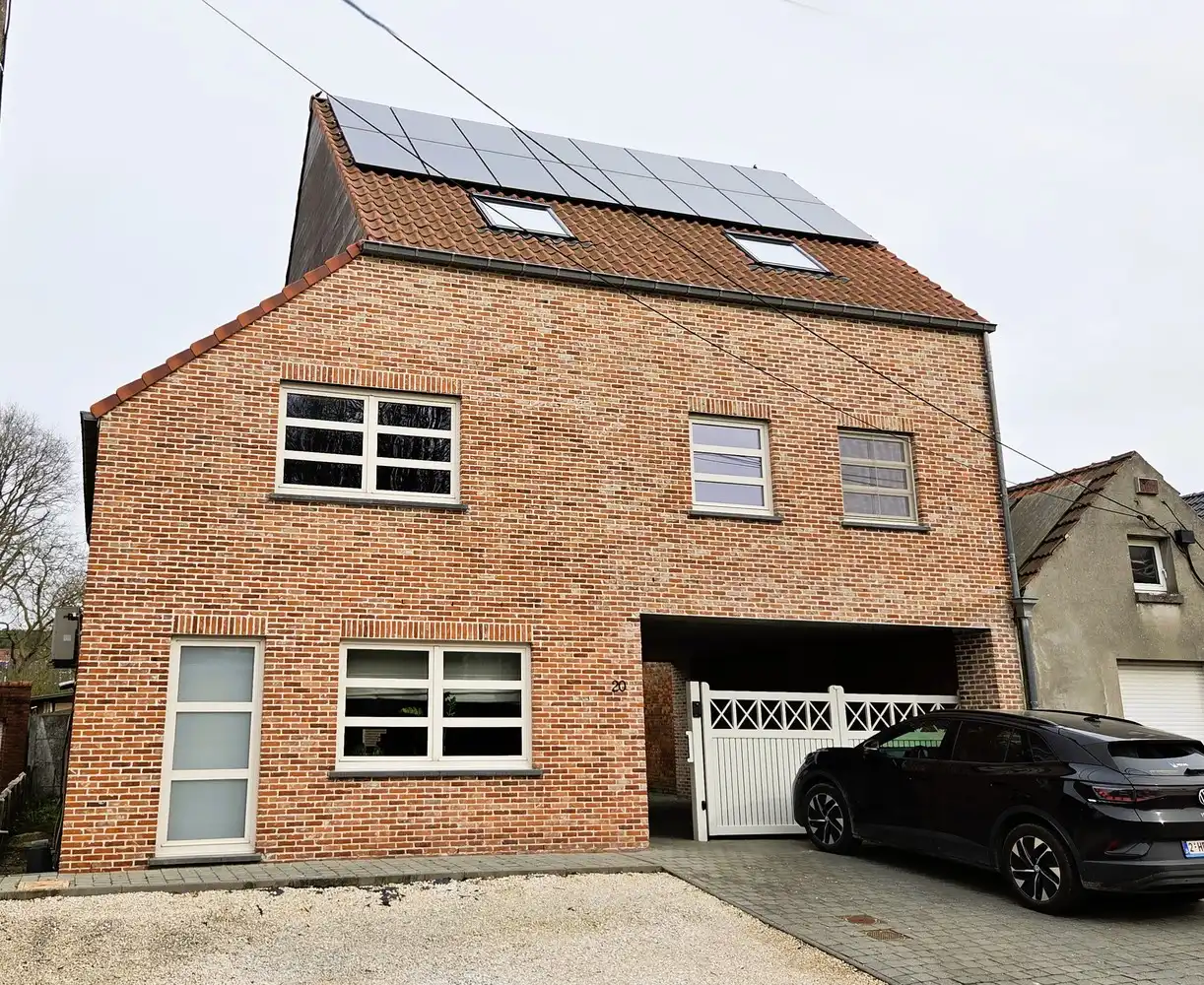 Zeer ruime woning, 3 tot 5 slaapkamers, 2 badkamers, volledig vernieuwd met ruim bijgebouw foto {{pictureIndex}}