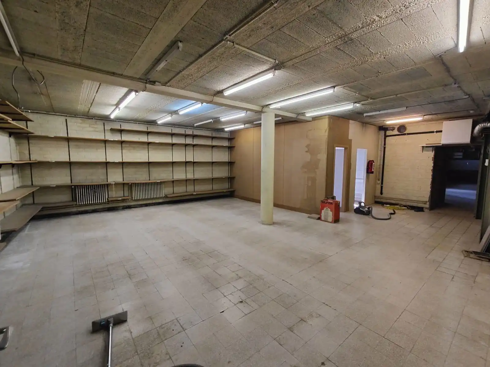 CENTRALE HANDELSLIGGING IN DE KORTRIJKSTRAAT – DEINZE foto 9