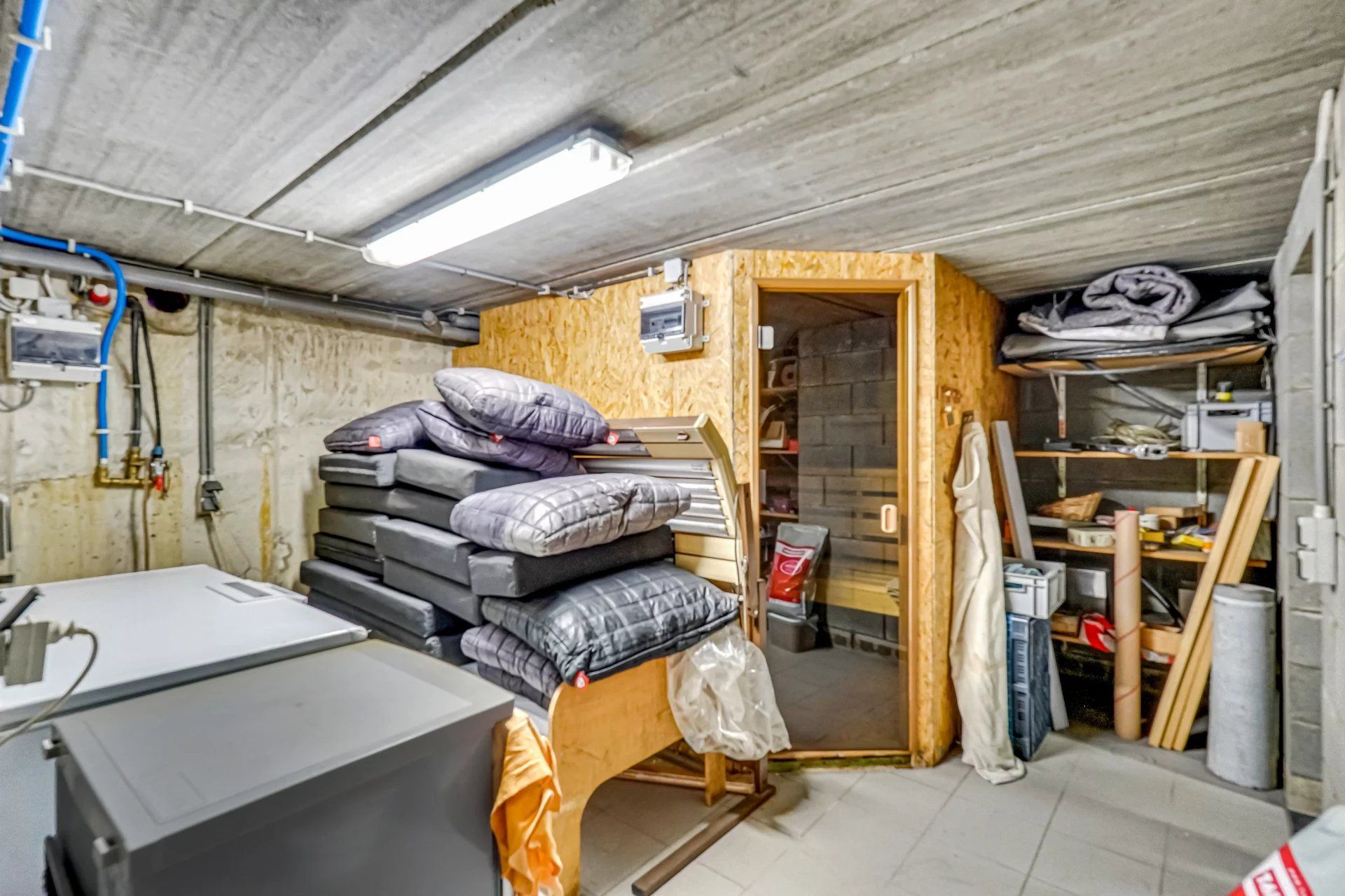 Ruime woning met zwembad op mooi groot perceel foto 35