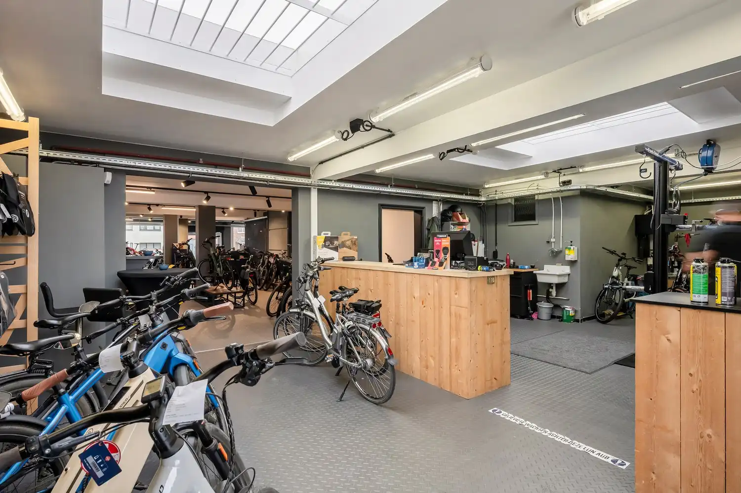 Opbrengsteigendom te koop – Handelsgelijkvloers + magazijnen foto 11