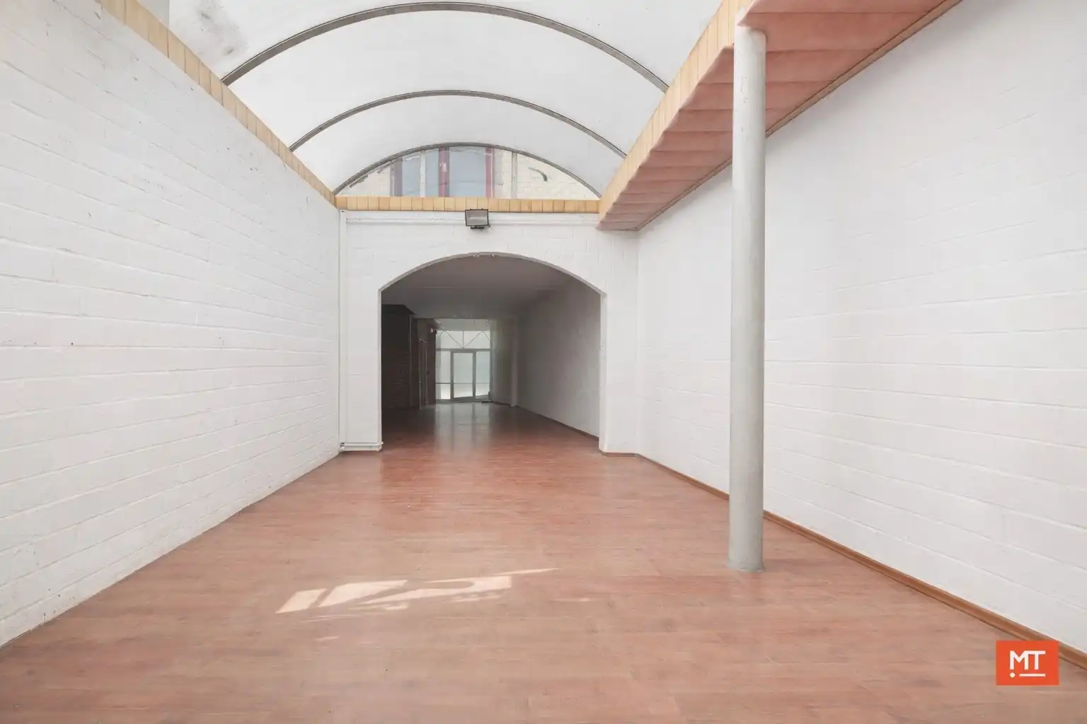 Bijzonder ruime woning met opslagruimte, dubbele garage en uitweg in centrum Langemark foto 8