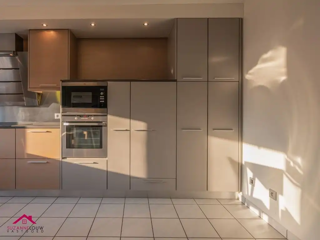 Zeer ruim appartement met 3 slaapkamers foto 10