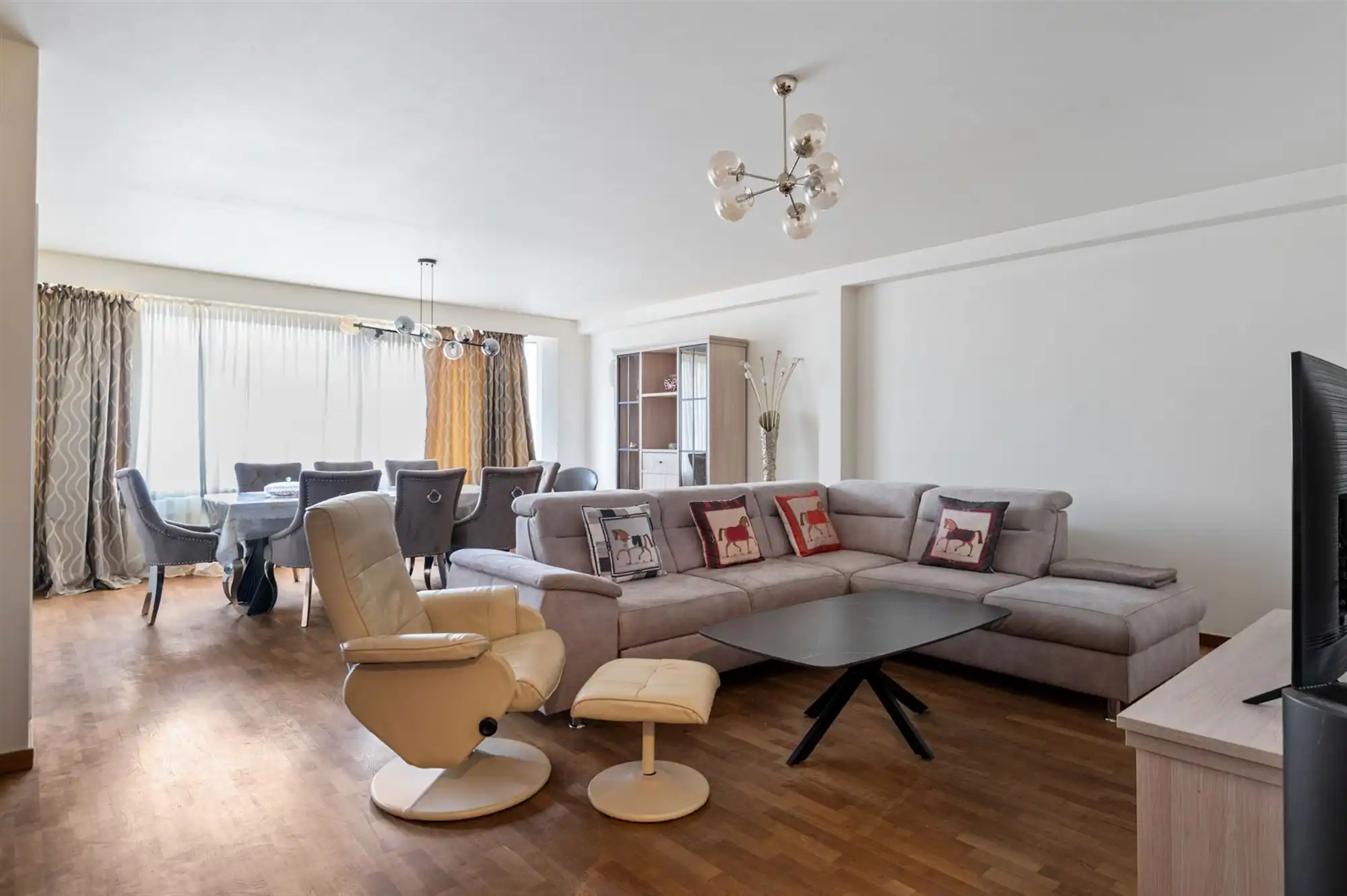 Instapklaar en lichtrijk appartement op toplocatie foto {{pictureIndex}}