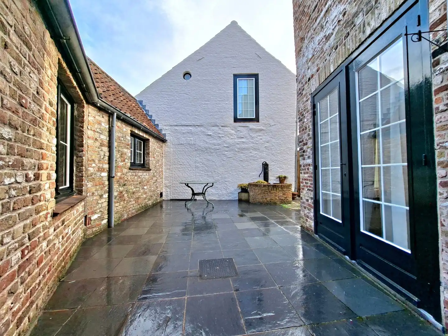 Typische Brugse woning met binnenpatio/tuintje foto 12