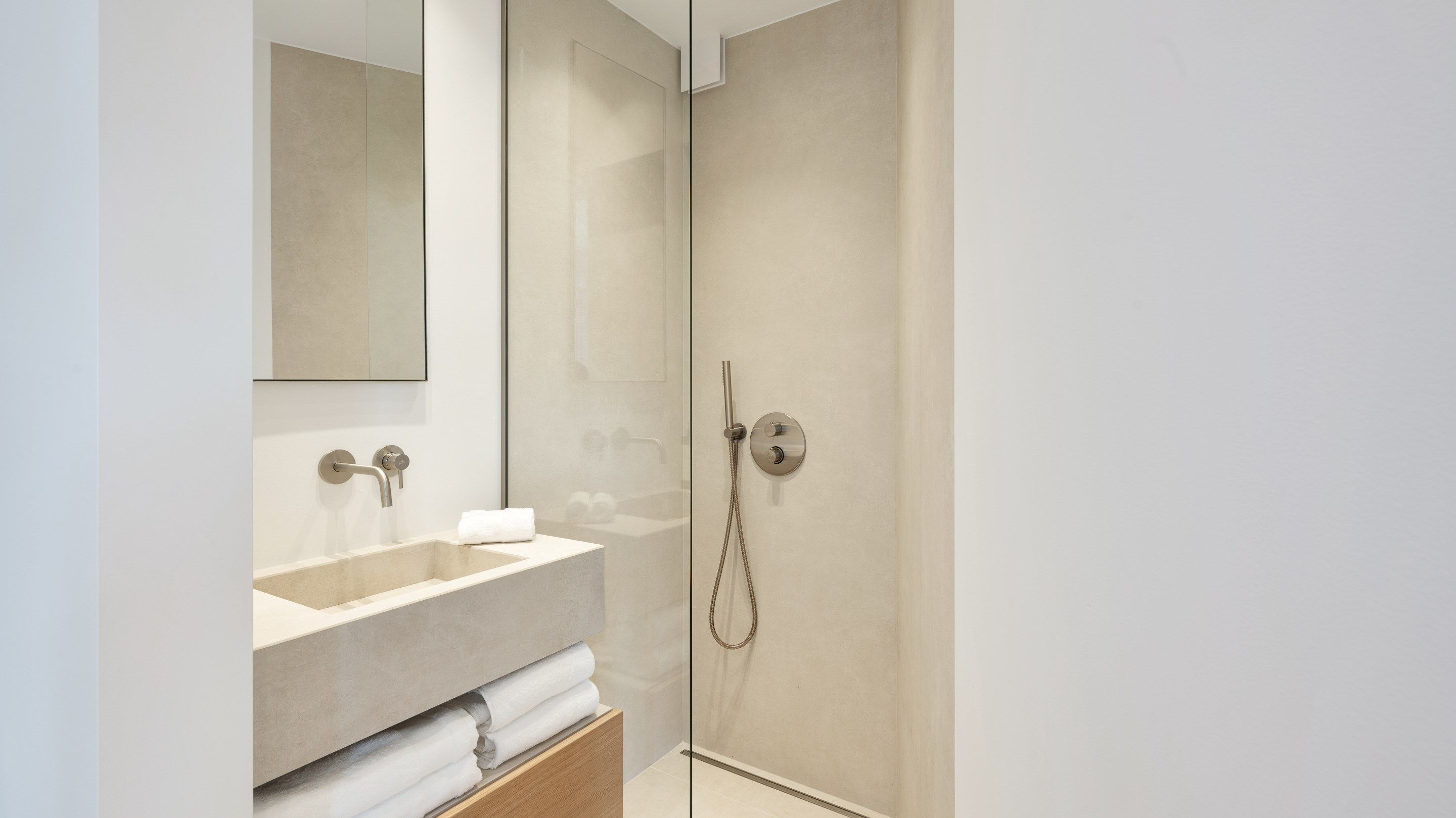 Centraal gelegen, volledig gerenoveerd appartement met drie slaapkamers. foto 16