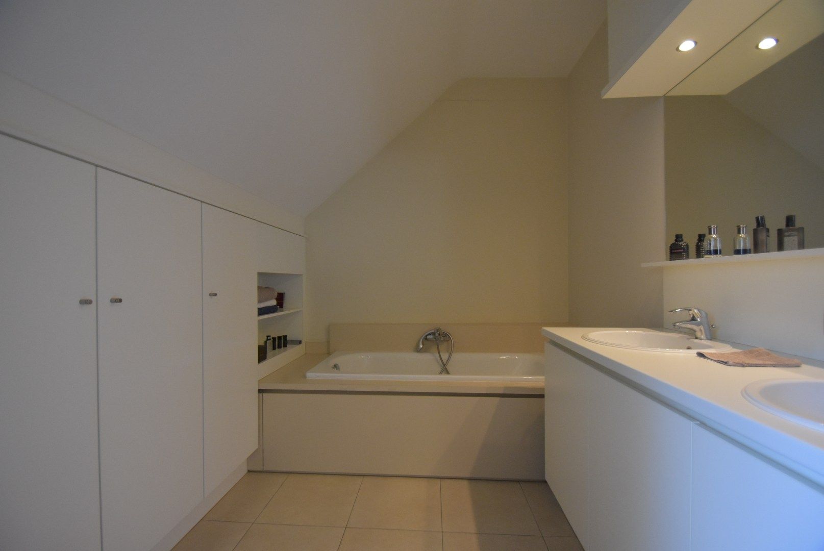 Zeer nette en ruime stadswoning/duplex-appartement met inpandige garage in hartje Bilzen foto 24