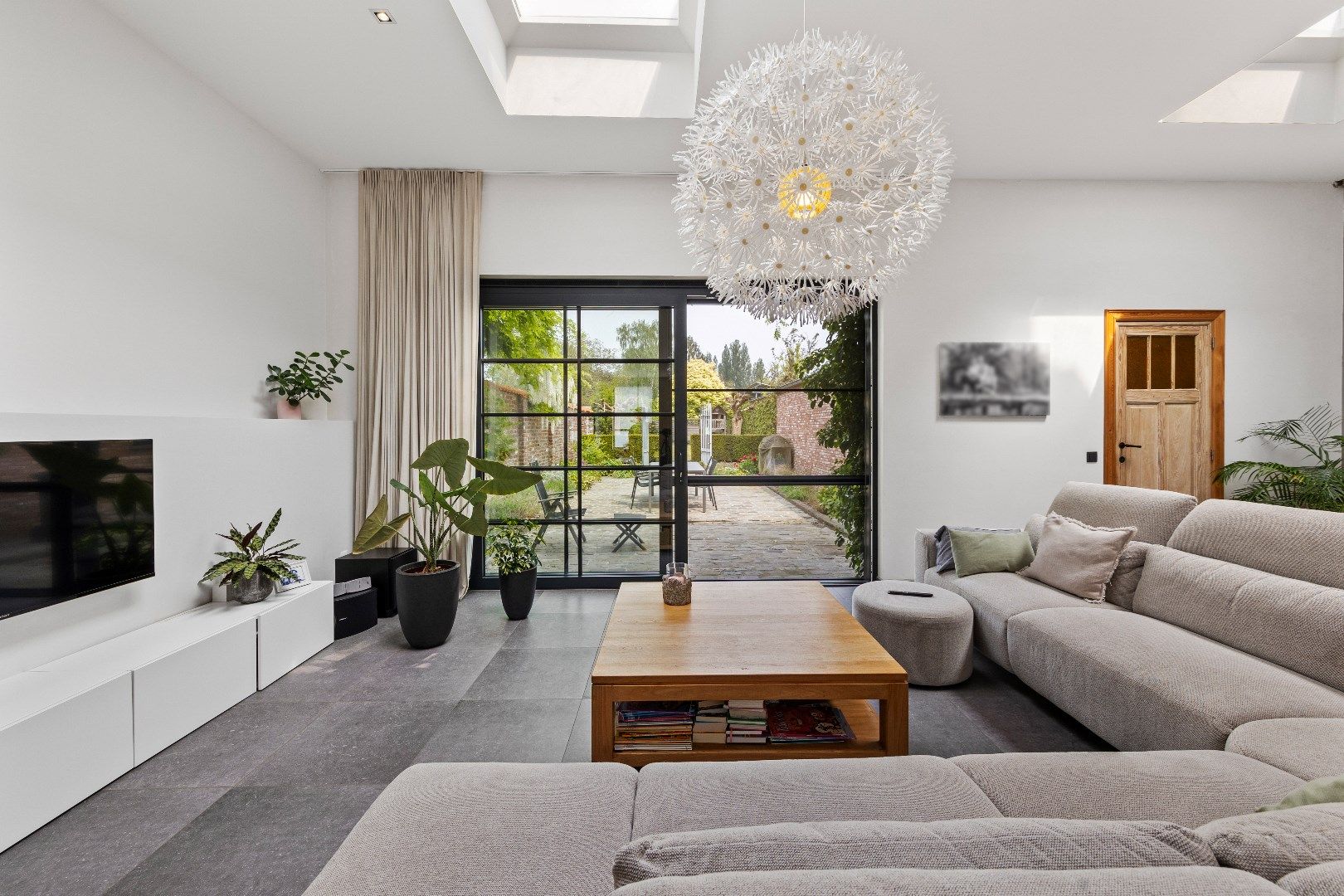 BURGERWONING MET 5 SLPKS,  TUIN EN HUURGARAGE foto 12
