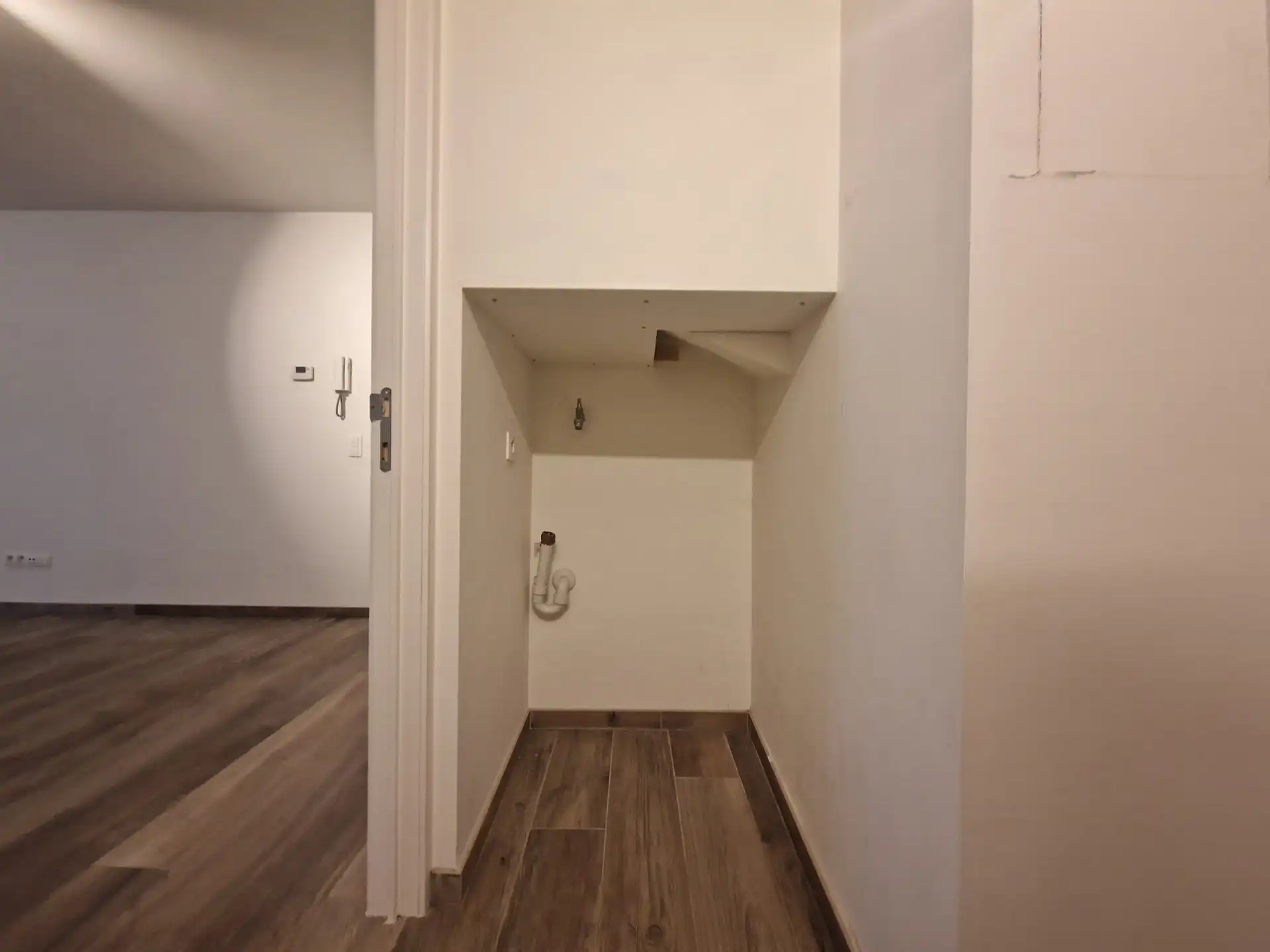 Gelijkvloerse recente studio met terras en eigen sanitair foto 8