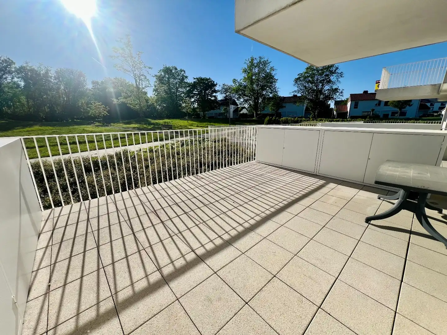 Ruim en recent 2 slpks-app. met ruim terras en autostaanplaats foto 2