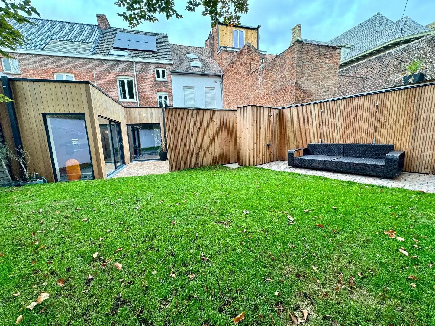 GERENOVEERDE WONING MET 4 SLPKS, 2 BADKAMERS, TUIN EN HUURGARAGE foto 3