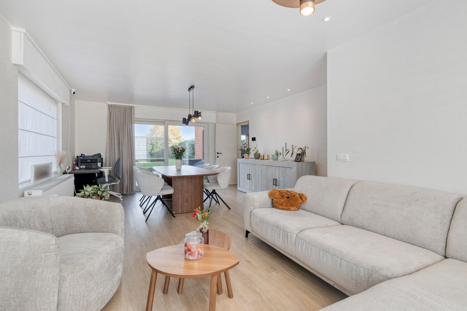 Gerenoveerde, halfopen woning op 840 m2! foto {{pictureIndex}}