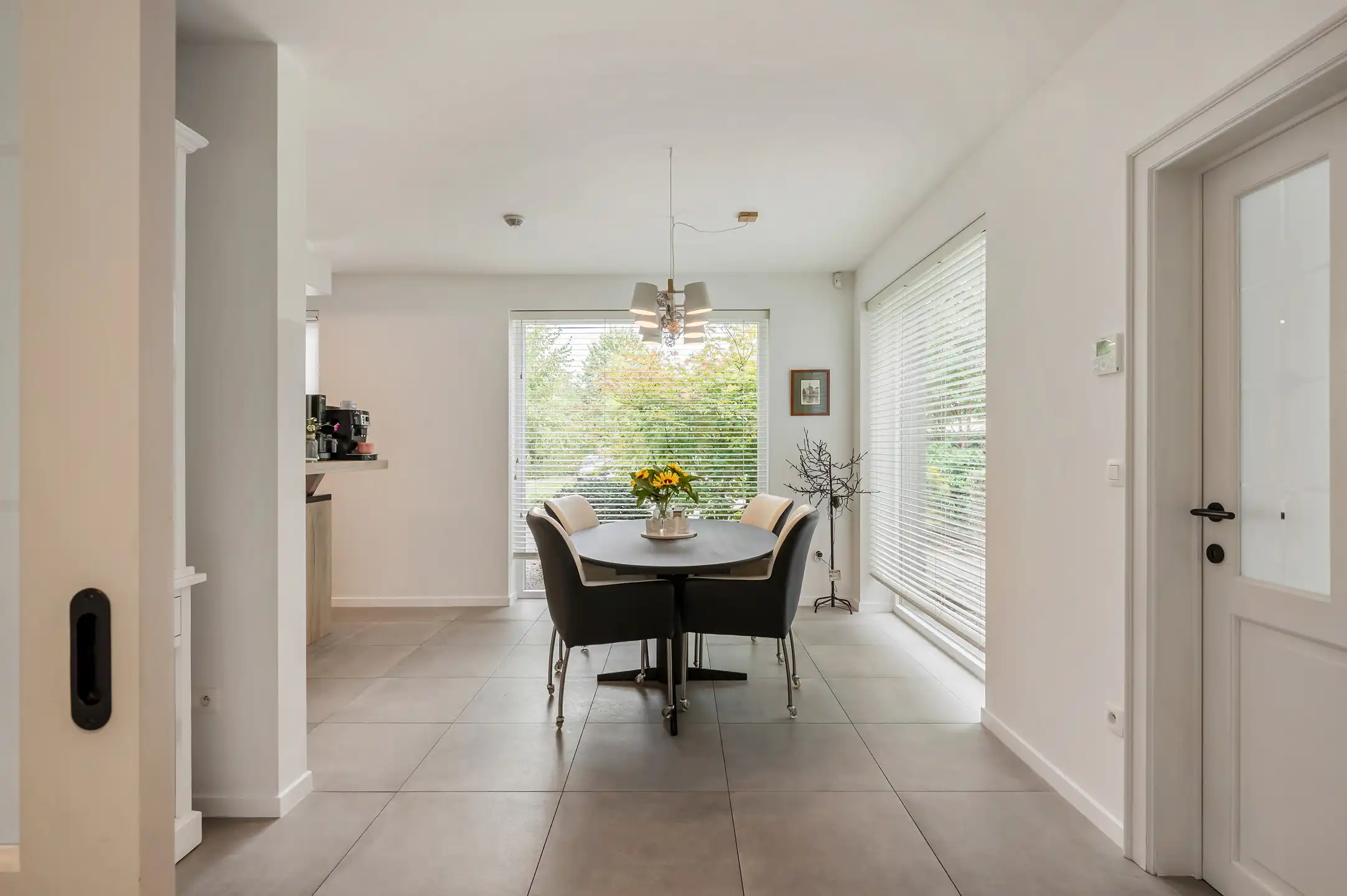 Moderne EPC A-villa op toplocatie nabij scholen en station, met prachtige tuin en privacy foto 16