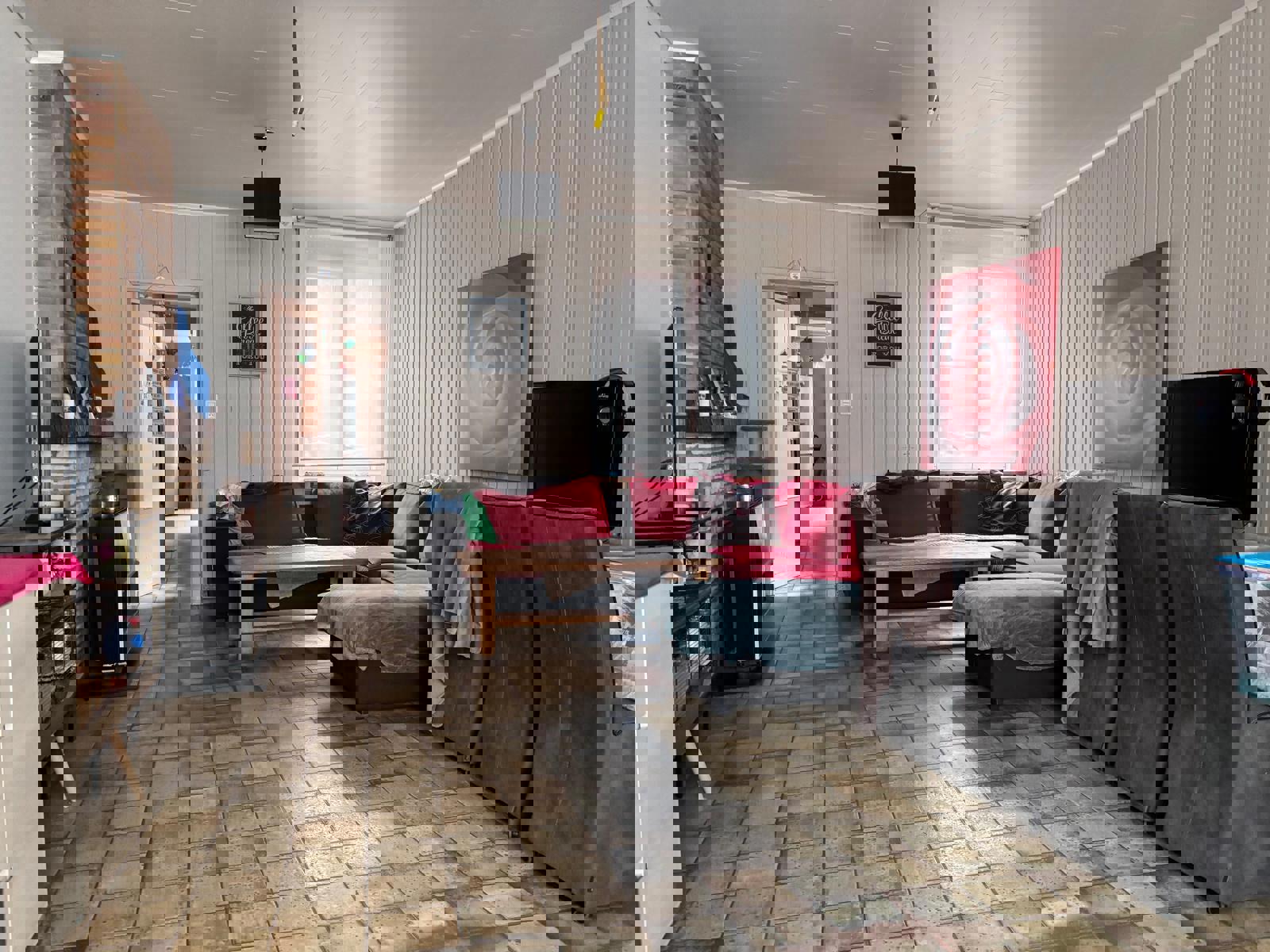 Rijwoning met uitweg achteraan met carport in de directe nabijheid van scholen, centrum  en openbaar vervoer. foto 3