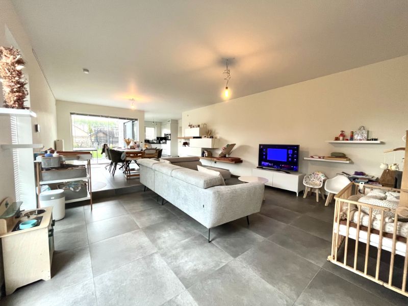 RECENTE WONING MET DRIE SLAAPKAMERS - ZONOVERGOTEN TUIN EN GARAGE foto 3