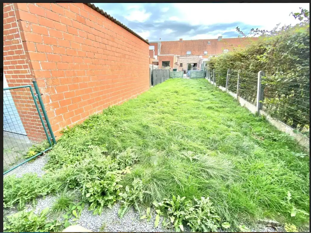 Instapklare rijwoning met ruime tuin en twee slaapkamers te Roeselare foto 7