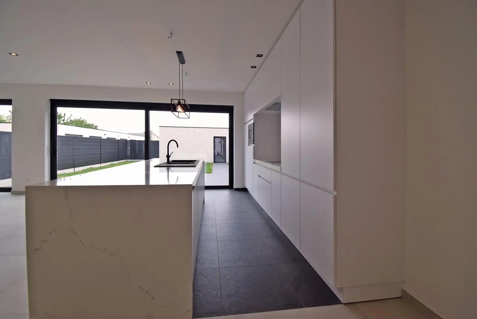 INSTAPKLAAR GELIJKVLOERS APPARTEMENT foto 4