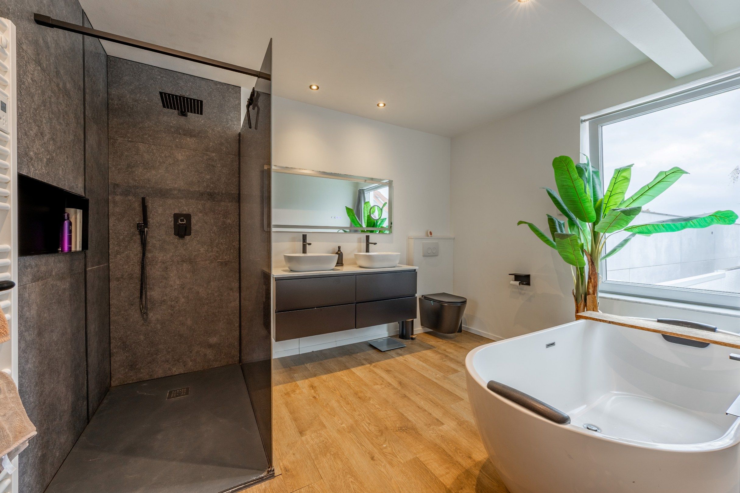 GERENOVEERDE RIJWONING MET TUIN foto 11