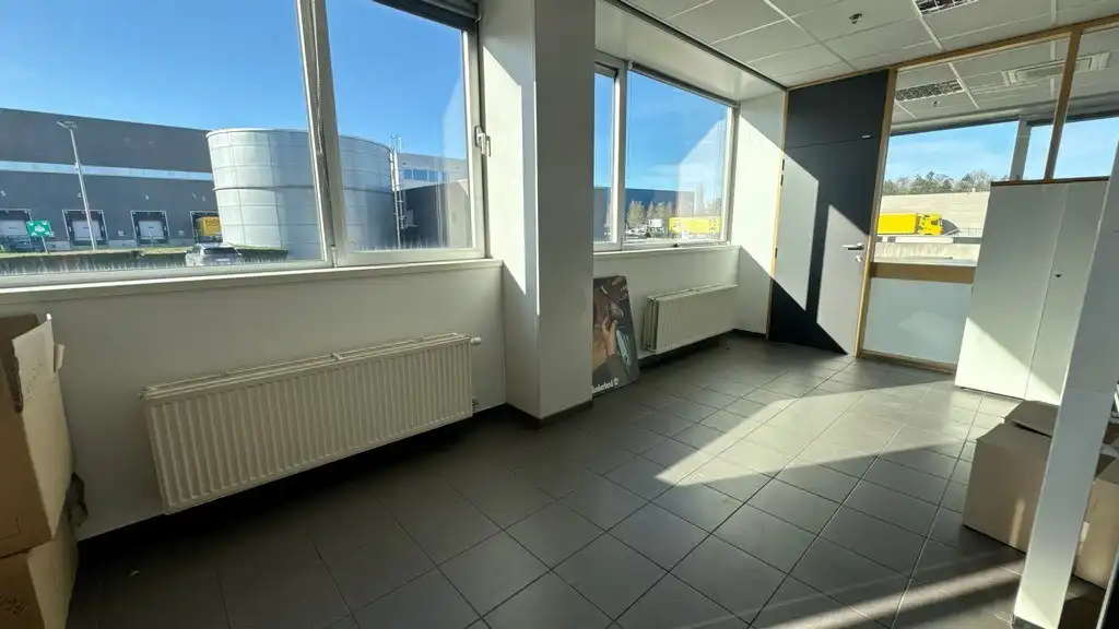 Magazijn met burelen in Eigenlopark te Sint-Niklaas foto 9