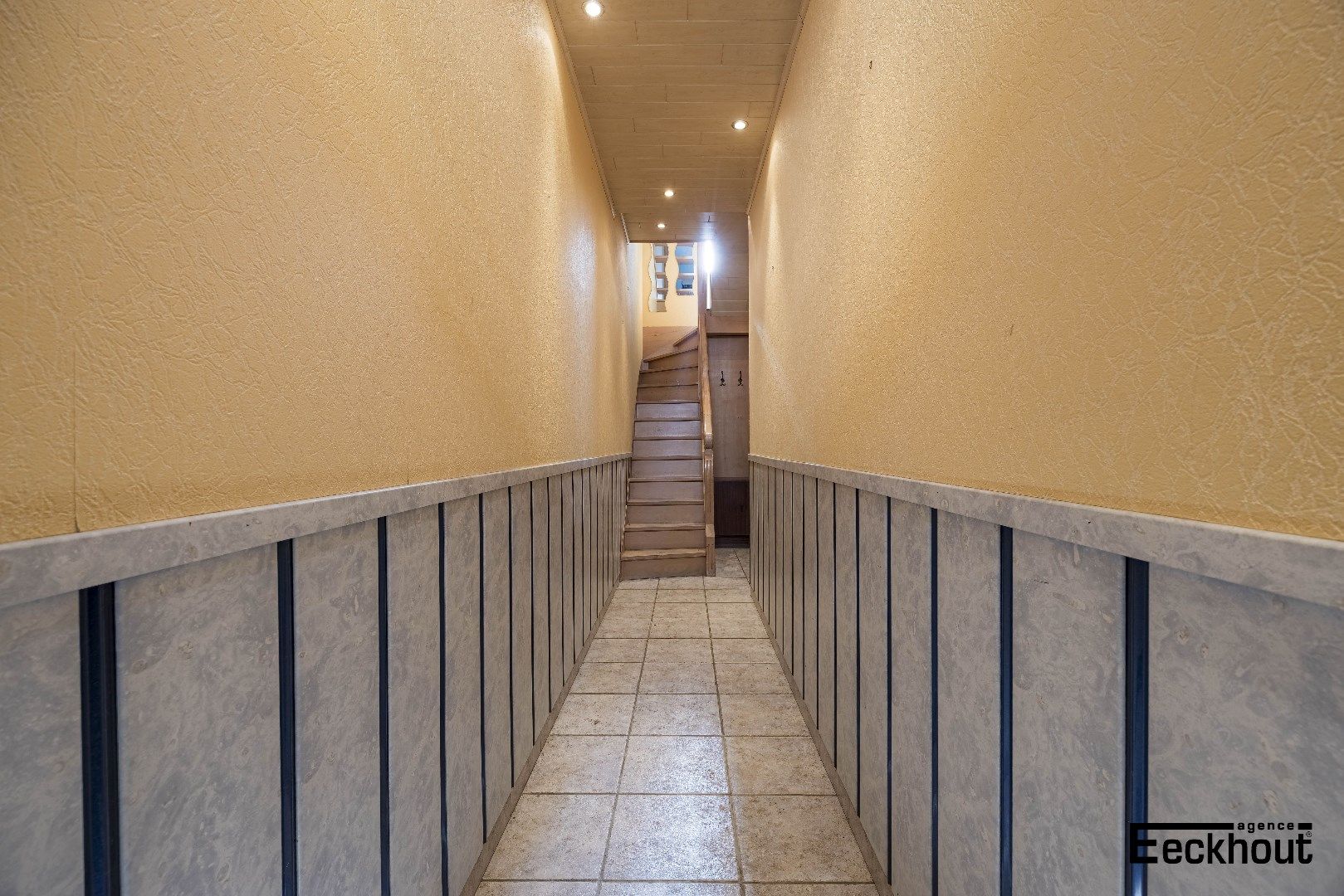 Te renoveren woning met diepe, zonnige tuin foto 12