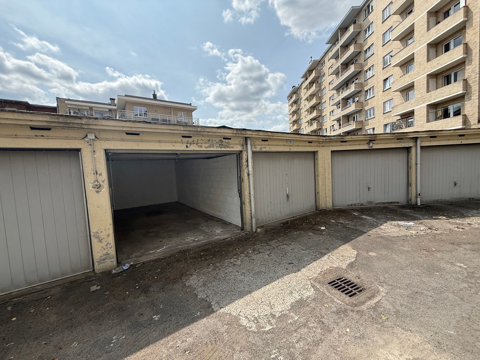 Gesloten garagebox met slagboombeveiliging foto {{pictureIndex}}