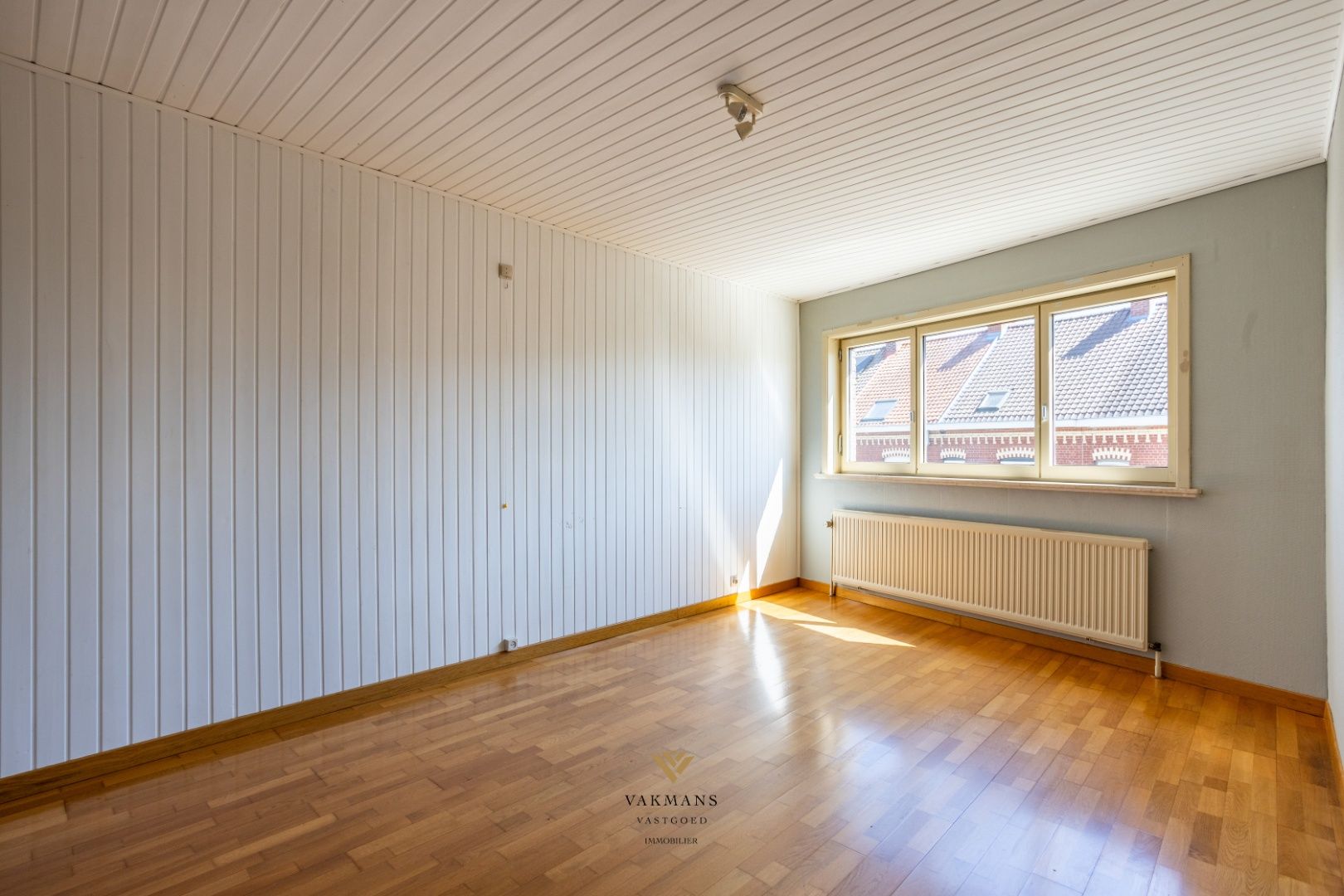 Woning met 3 slaapkamers en grote dubbele garage op prachtige locatie. foto 13