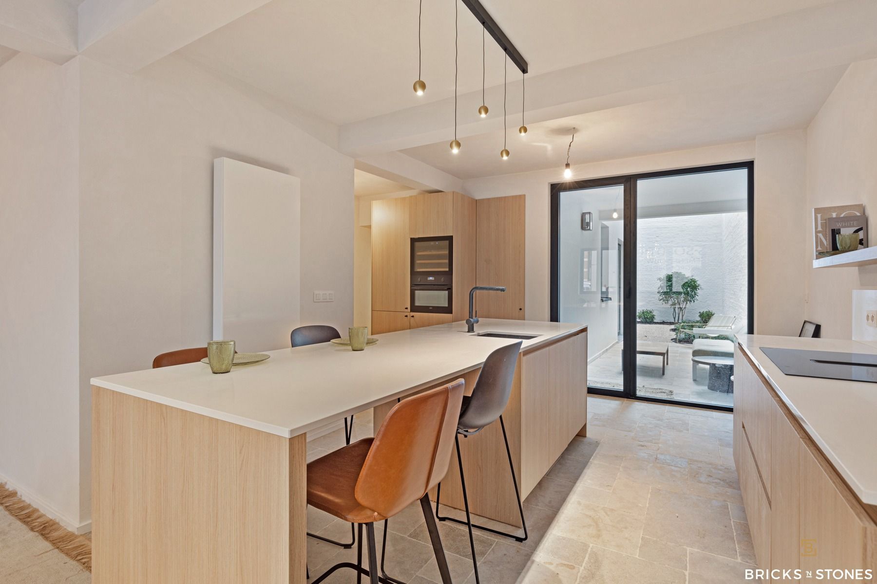 Knap gerenoveerd gelijkvloers appartement met tuin foto {{pictureIndex}}