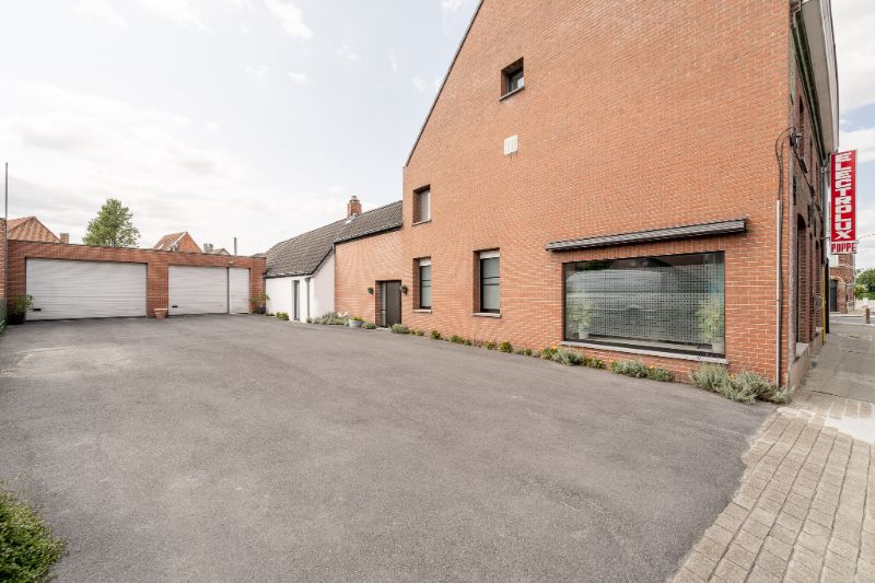 Woning met brede oprit en dubbele garage foto 3