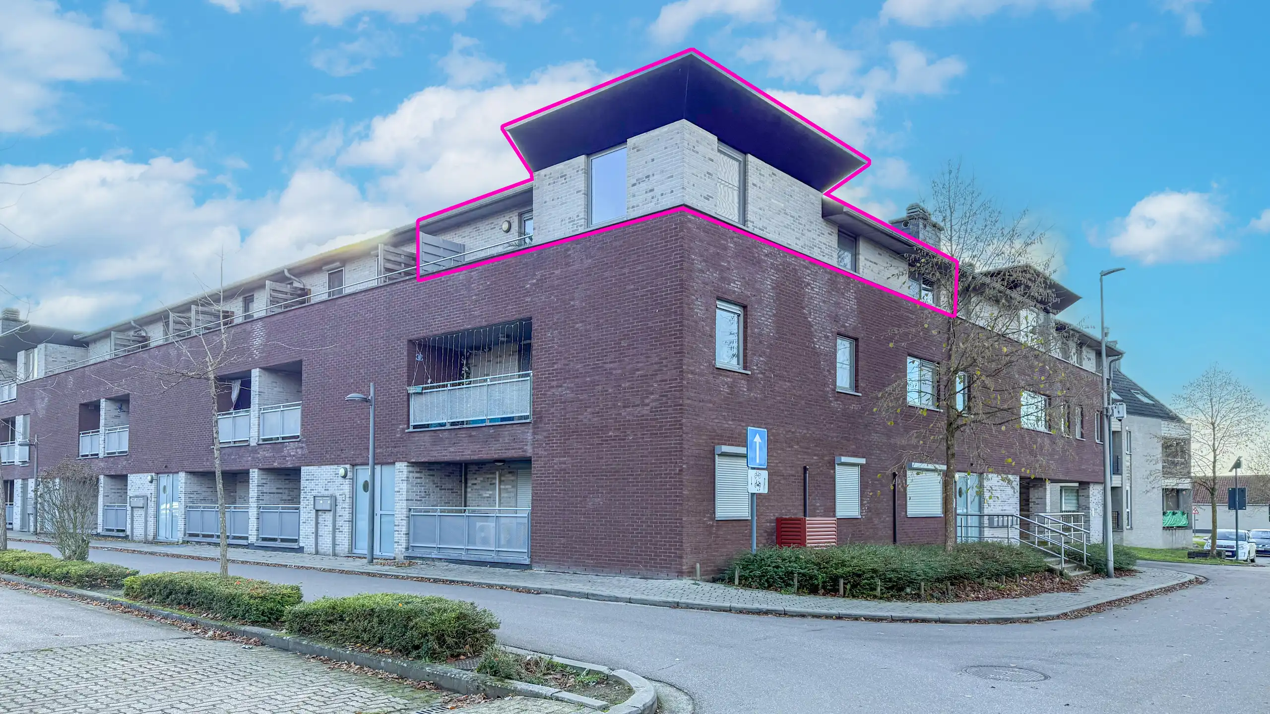 Ruim appartement van 105m² met terras en parking en EPC B! foto {{pictureIndex}}