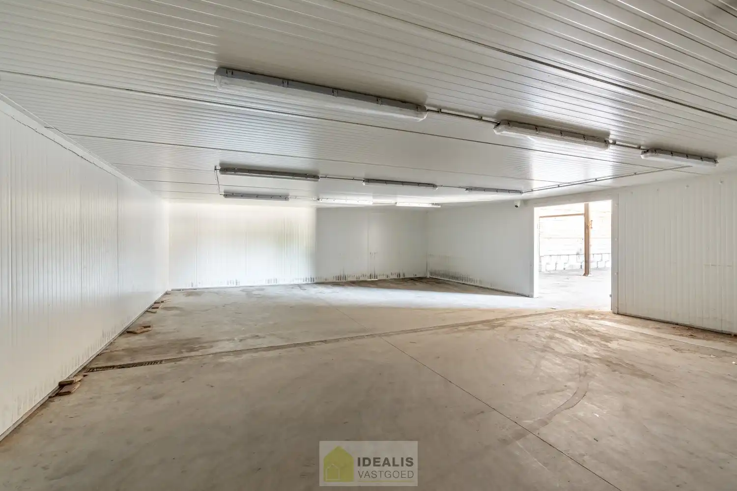 Ruim magazijn met conciërgewoning op een perceel van +-16are foto 10
